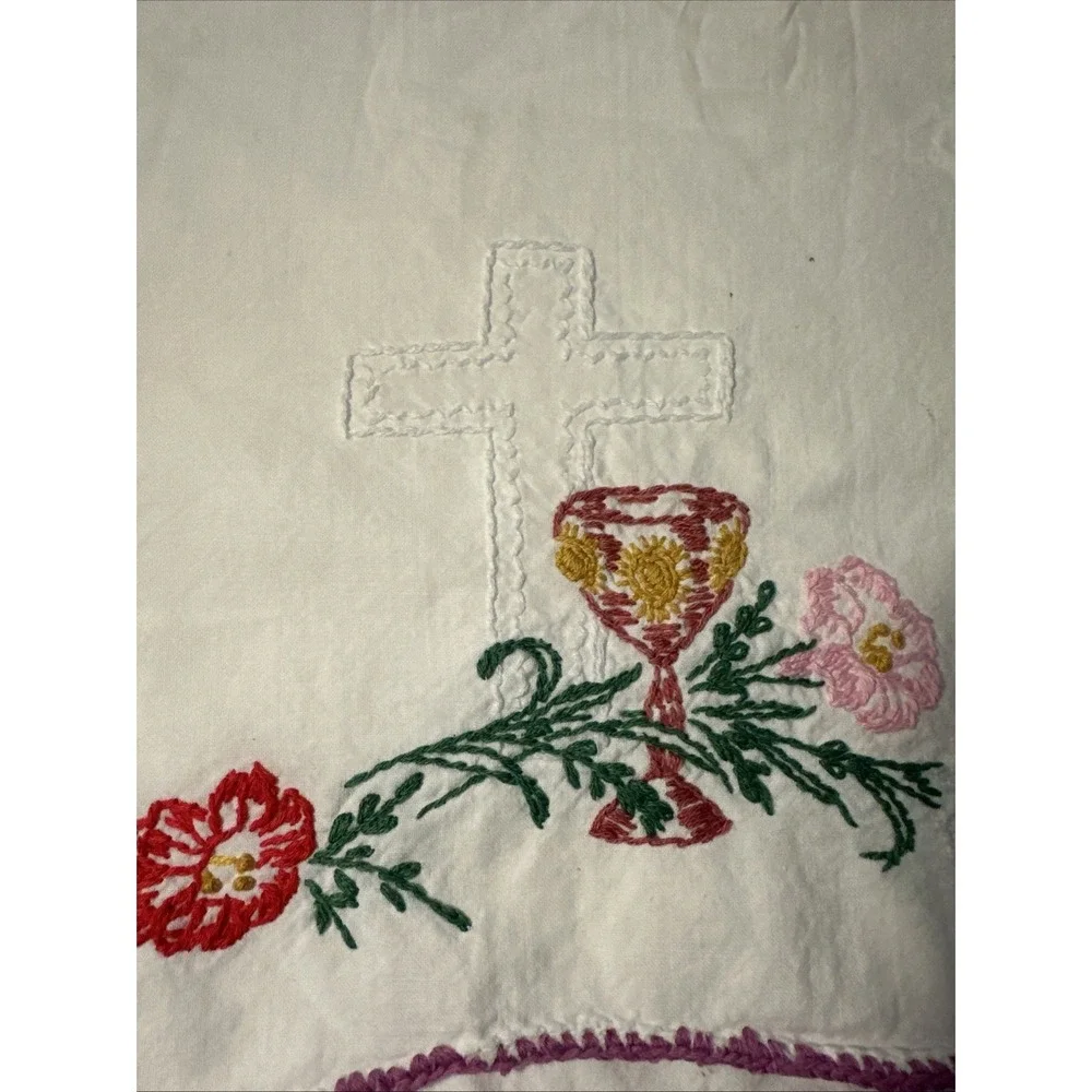 Set Of 2 Vtg Hand Embroidered White Standard Sized Pillow Cases‎